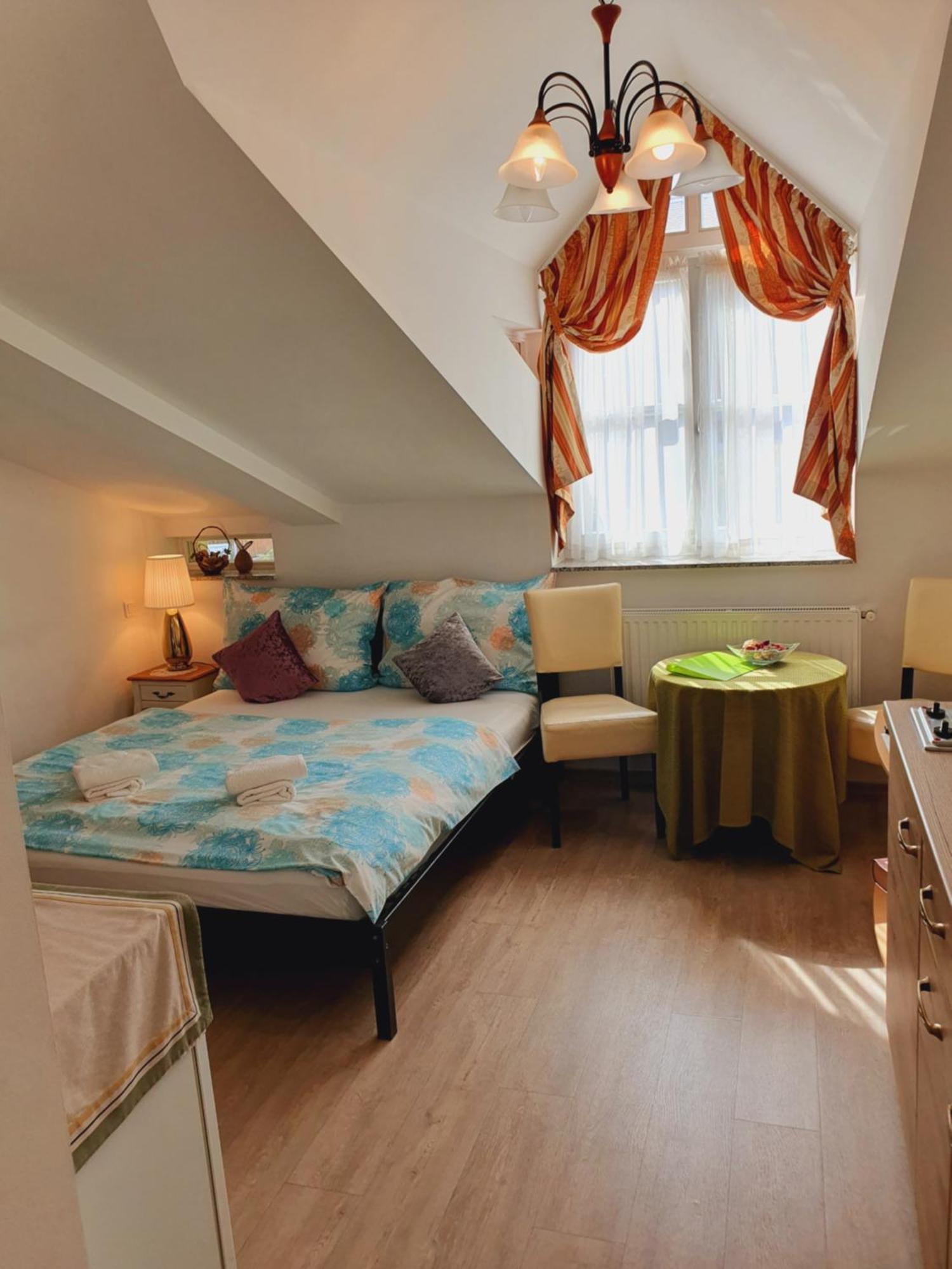Karmelita Boutique Apartman Sopron Room photo